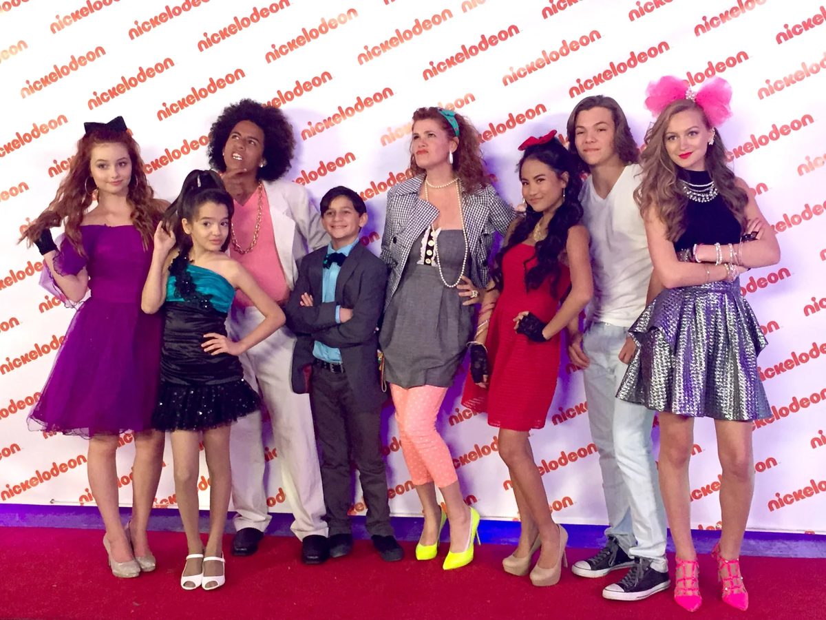 Ethan with Nickelodeon cast members on a red carpet